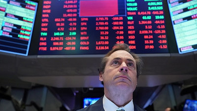 Dow Jones mất gần 500 điểm