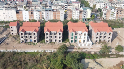 Loạt biệt thự quây tôn, bỏ hoang tại Khu đô thị mới Phú Lương - Hà Đông