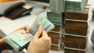 Lãi suất tiết kiệm giảm nhanh, dân tranh thủ gửi tiền sớm