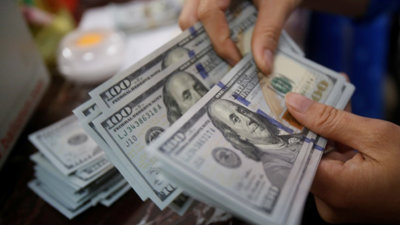 Gom về hơn 6 tỷ USD dự trữ, NHNN bơm ra thị trường 140.000 tỷ đồng Gom về hơn 6 tỷ USD dự trữ, NHNN bơm ra thị trường 140.000 tỷ đồng