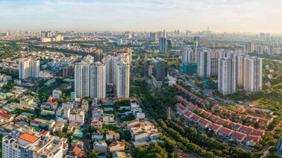 'Đúng được luật này lại trái luật khác, cán bộ không dám ký, gác bút cho lành'