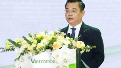 Vietcombank lợi nhuận lên gần 2 tỷ USD, nhận chuyển giao ngân hàng yếu kém
