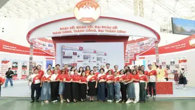 Du khách “nhuộm đỏ” Trung tâm Triển lãm Việt Nam với dresscode yêu nước
