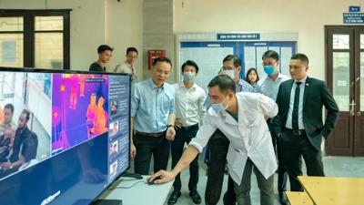 Thương hiệu Dahua tài trợ máy đo thân nhiệt hồng ngoại cho 2 trường Đại học