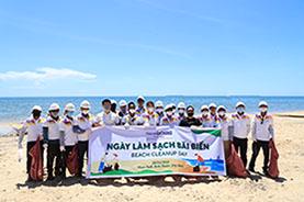 Miss Earth 2021 cùng hàng trăm nhân viên công trường dự án NovaWorld Phan Thiet chung tay làm sạch bờ biển