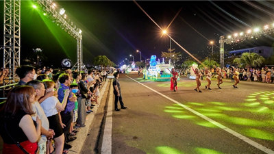Đà Nẵng ‘bùng nổ’ trong đêm mở màn lễ hội Carnival đường phố Sun Fest