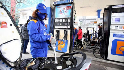 Giá xăng dầu giảm sốc, RON95-III xuống dưới 30.000 đồng/lít