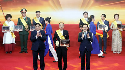 Doanh nhân Lý Ngọc Minh: Nửa thế kỷ gắn bó với nghề gốm sứ và danh hiệu cao quí Top 10 doanh nhân Việt Nam tiêu biểu 2022