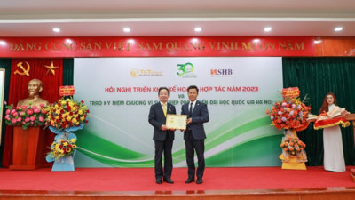 Doanh nhân Đỗ Quang Hiển nhận Kỷ niệm chương vì sự nghiệp phát triển Đại học Quốc gia Hà Nội Doanh nhân Đỗ Quang Hiển nhận Kỷ niệm chương vì sự nghiệp phát triển Đại học Quốc gia Hà Nội
