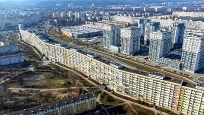 Tòa nhà dài gần 1km, dân số ngang một thị trấn nhỏ, hai đầu tòa nhà có khí hậu khác nhau