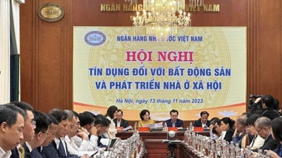 Doanh nghiệp BĐS kêu lãi suất cao, ngân hàng nói 'cho vay trung dài chỉ hòa vốn