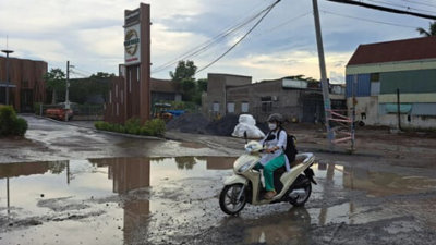 Người dân Thủ Đức kêu cứu vì chung cư thi công không phép, xe tải cày nát đường đầy ổ gà ổ voi