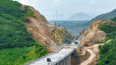 Hợp long cây cầu vượt núi lớn nhất cao tốc Cam Lâm - Vĩnh Hảo, sở hữu 15 trụ cao trên 40m