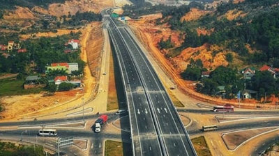 Hình ảnh đại công trường tuyến cao tốc xuyên hầm phức tạp nhất cao tốc Bắc - Nam trước ngày thông xe 30/4