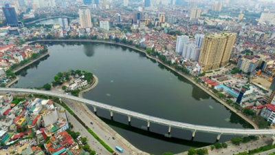 Quận rộng chưa đến 10km2 nhưng có nhiều phường nhất Việt Nam, mật độ dân số lớn nhất Hà Nội, cao gấp gần 125 lần cả nước