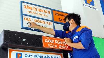 Giá xăng, dầu tiếp tục giảm khoảng 500 đồng/lít