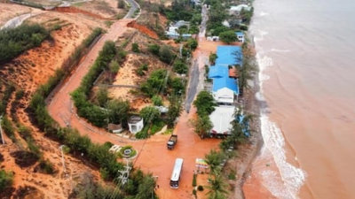 'Thủ đô resort' sẽ trở thành khu du lịch 14.760ha bất ngờ bị sạt lở nghiêm trọng, hàng chục phương tiện bị vùi lấp trong lũ cát