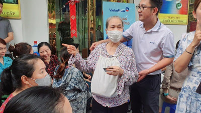 Đội mưa đi mua vàng bình ổn giá: Cách nào để dân chán ôm vàng?