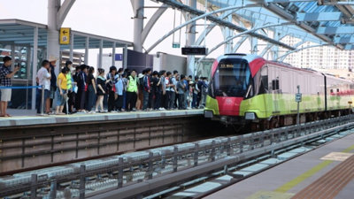Sau 15 năm chờ đợi, tuyến metro 35.000 tỷ của Việt Nam đón gần 9.000 lượt khách chỉ trong sáng đầu tiên lăn bánh