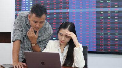 Không có trụ đỡ, VN-Index ‘lịm dần’, mất mốc 1.240 điểm