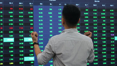 Vốn ngoại tái xuất, VN-Index 'sáng cửa' chinh phục mốc 1.300 Vốn ngoại tái xuất, VN-Index 'sáng cửa' chinh phục mốc 1.300