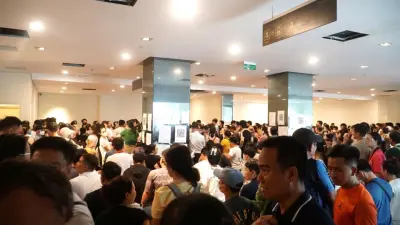 Cả ngàn người xếp hàng xuyên đêm chờ nộp hồ sơ mua nhà ở xã hội Cả ngàn người xếp hàng xuyên đêm chờ nộp hồ sơ mua nhà ở xã hội