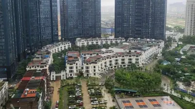 Hai ngày sau bão, loạt chung cư Hà Nội vẫn 'thất thủ' trong biển nước