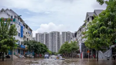 Xe sang và biệt thự triệu USD ngập trong biển nước