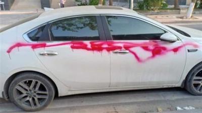 Nhiều ôtô bị xịt sơn khi đỗ trong khu đô thị