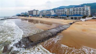Resort chặn lối xuống biển của dân: Cố tình làm?