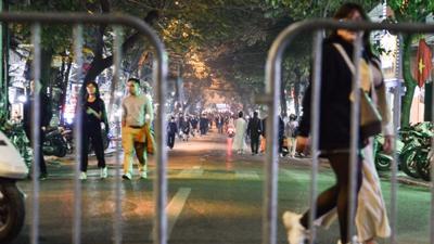 Hà Nội: Người dân bỡ ngỡ với phố đi bộ mở rộng