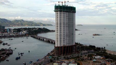 Dự án Mường Thanh Khánh Hòa: Bị thu hồi giấy phép vẫn ngang nhiên thi công?