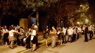 Xếp hàng trong đêm mua nhà: Tưởng không thật và thật như không tưởng 