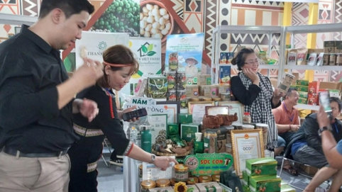 Đắk Lắk đẩy mạnh kích cầu tiêu dùng, tiêu thụ sản phẩm OCOP gắn với thương mại điện tử