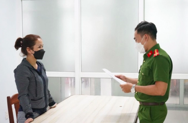 Công an Đà Nẵng đọc lệnh bắt tạm giam Mai Nữ Lan Ngọc. Công an Đà Nẵng đọc lệnh bắt tạm giam Mai Nữ Lan Ngọc.
