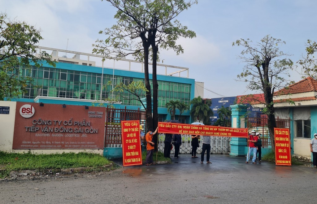 Khách hàng tập trung căng băng rôn đòi Công ty ESL bàn giao đất Khách hàng tập trung căng băng rôn đòi Công ty ESL bàn giao đất 