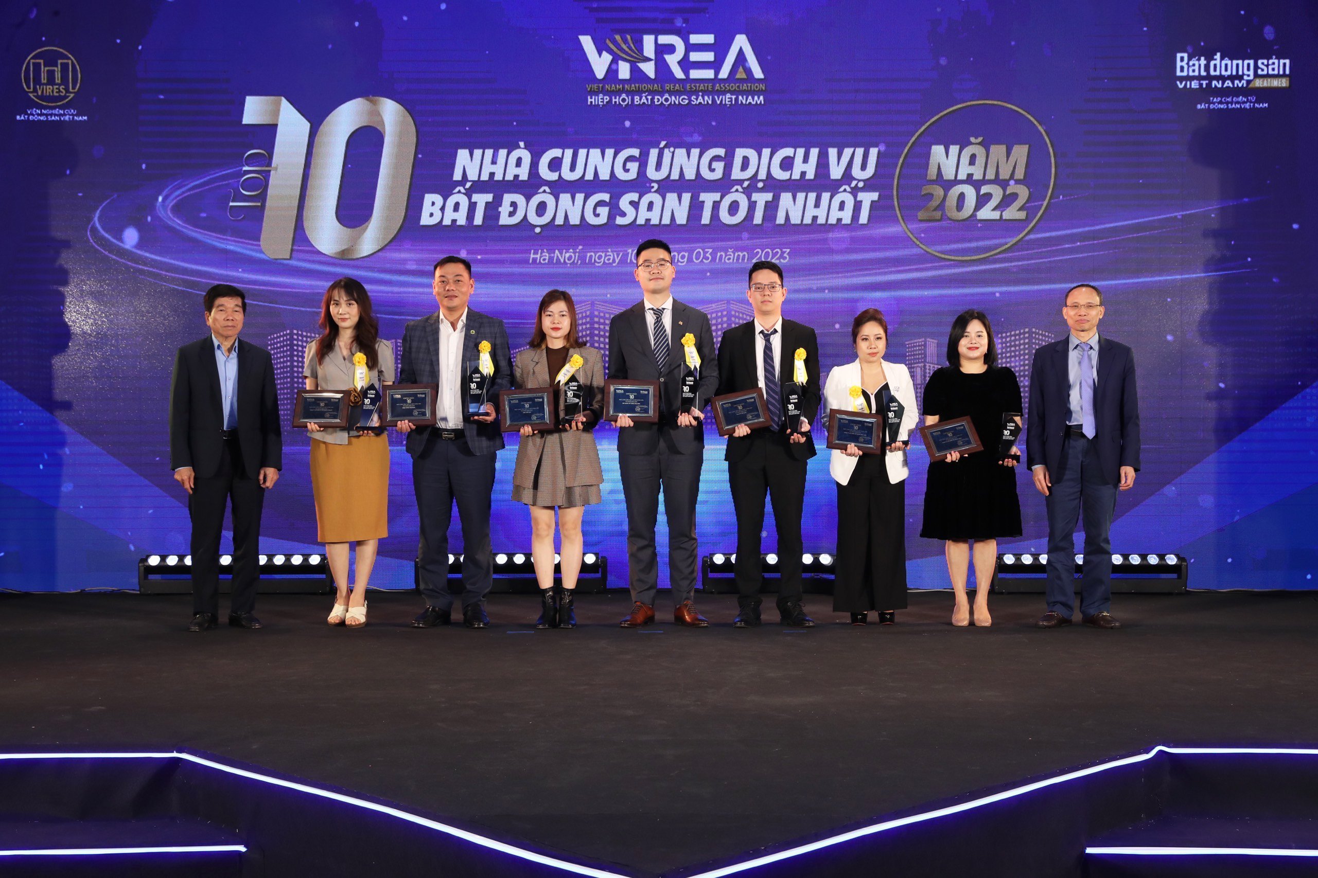 Bà Nguyễn Thị Thu Quỳnh, Phó Giám đốc Trung tâm nghiên cứu và quản lý sản phẩm Công ty Cổ phần Tập đoàn Meey Land nhận giải thưởng tại Lễ vinh danh (đứng thứ ba từ phải sang) Bà Nguyễn Thị Thu Quỳnh, Phó Giám đốc Trung tâm nghiên cứu và quản lý sản phẩm Công ty Cổ phần Tập đoàn Meey Land nhận giải thưởng tại Lễ vinh danh (đứng thứ ba từ phải sang) 