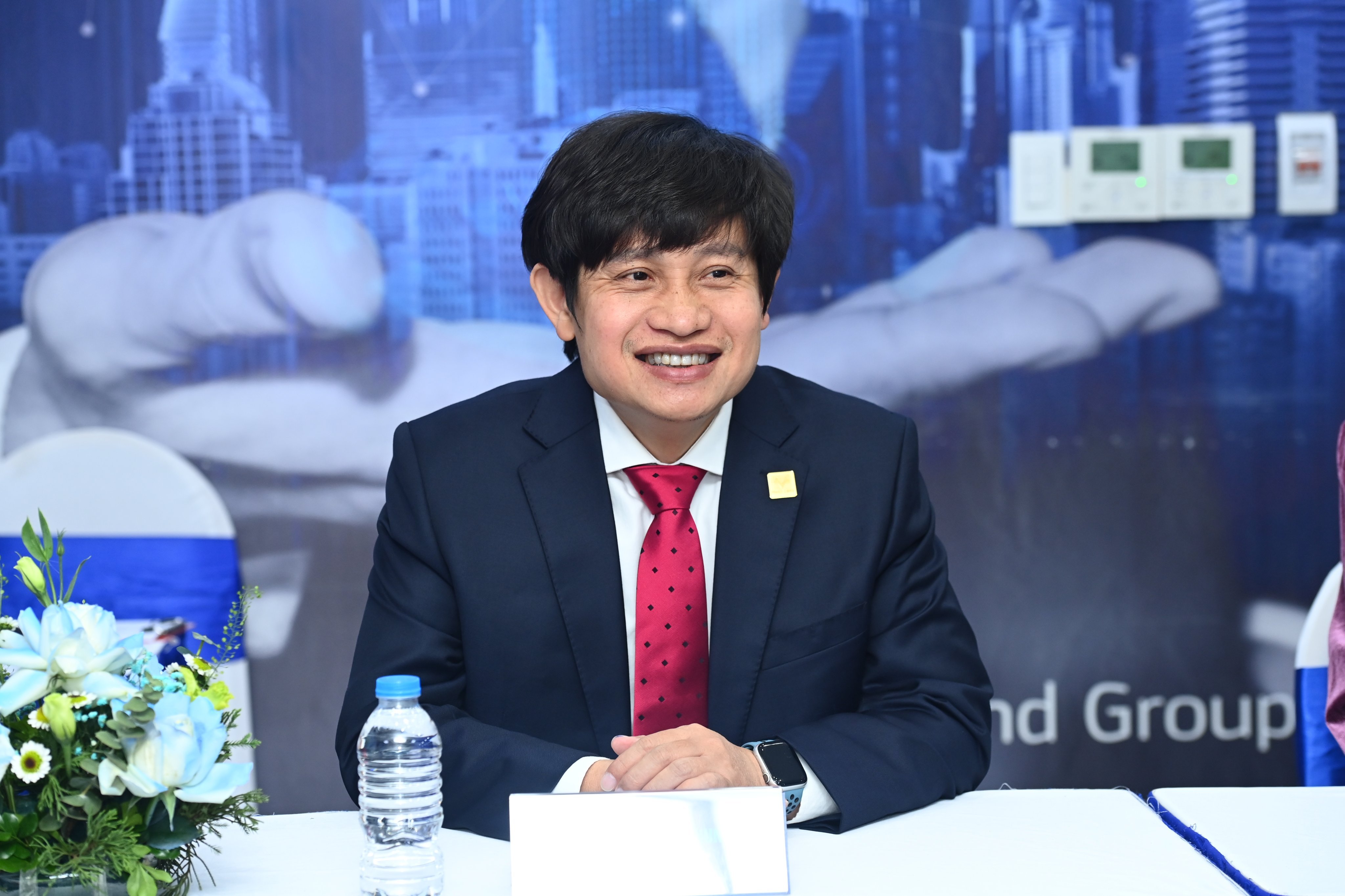 Ông Hoàng Mai Chung – Chủ tịch Hội đồng quản trị Công ty Cổ phần Tập đoàn Meey Land Ông Hoàng Mai Chung – Chủ tịch Hội đồng quản trị Công ty Cổ phần Tập đoàn Meey Land 