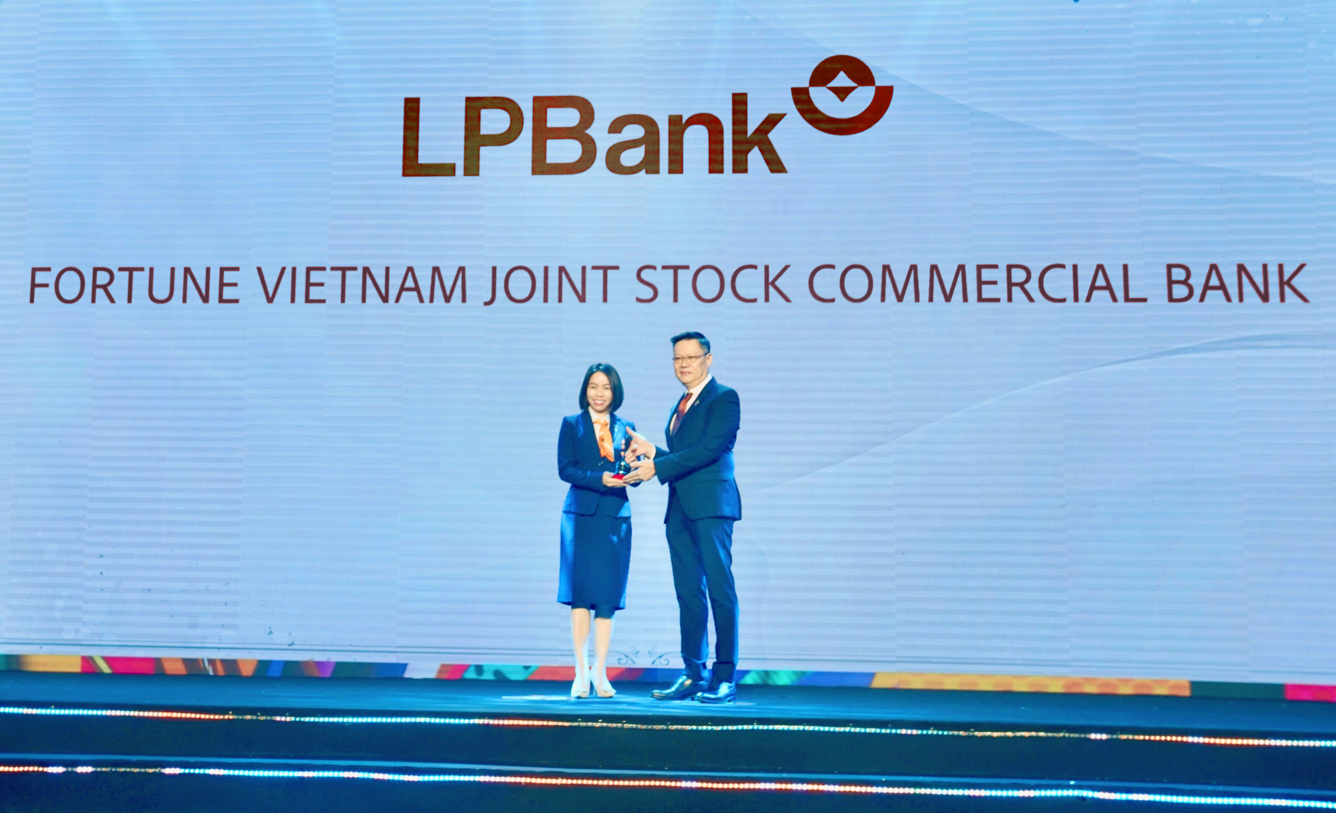 B&agrave; Nguyễn Hồng Nhung, Gi&aacute;m đốc Khối Quản l&yacute; Nguồn Nh&acirc;n lực đại diện LPBank nhận giải thưởng Nơi l&agrave;m việc tốt nhất ch&acirc;u &Aacute; 2024 &nbsp;