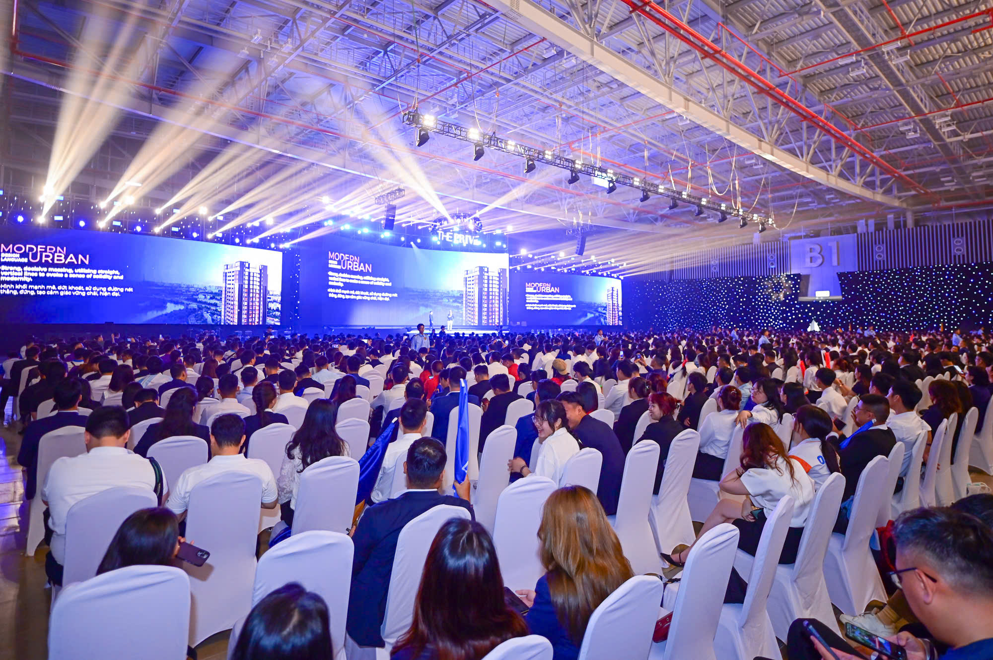 15.000 đại sứ kinh doanh trên các nền tảng tham dự đã tạo ra không khí bùng nổ cho sự kiện ra mắt dự án The Privé của Tập đoàn Đất Xanh. 15.000 đại sứ kinh doanh trên các nền tảng tham dự đã tạo ra không khí bùng nổ cho sự kiện ra mắt dự án The Privé của Tập đoàn Đất Xanh. 