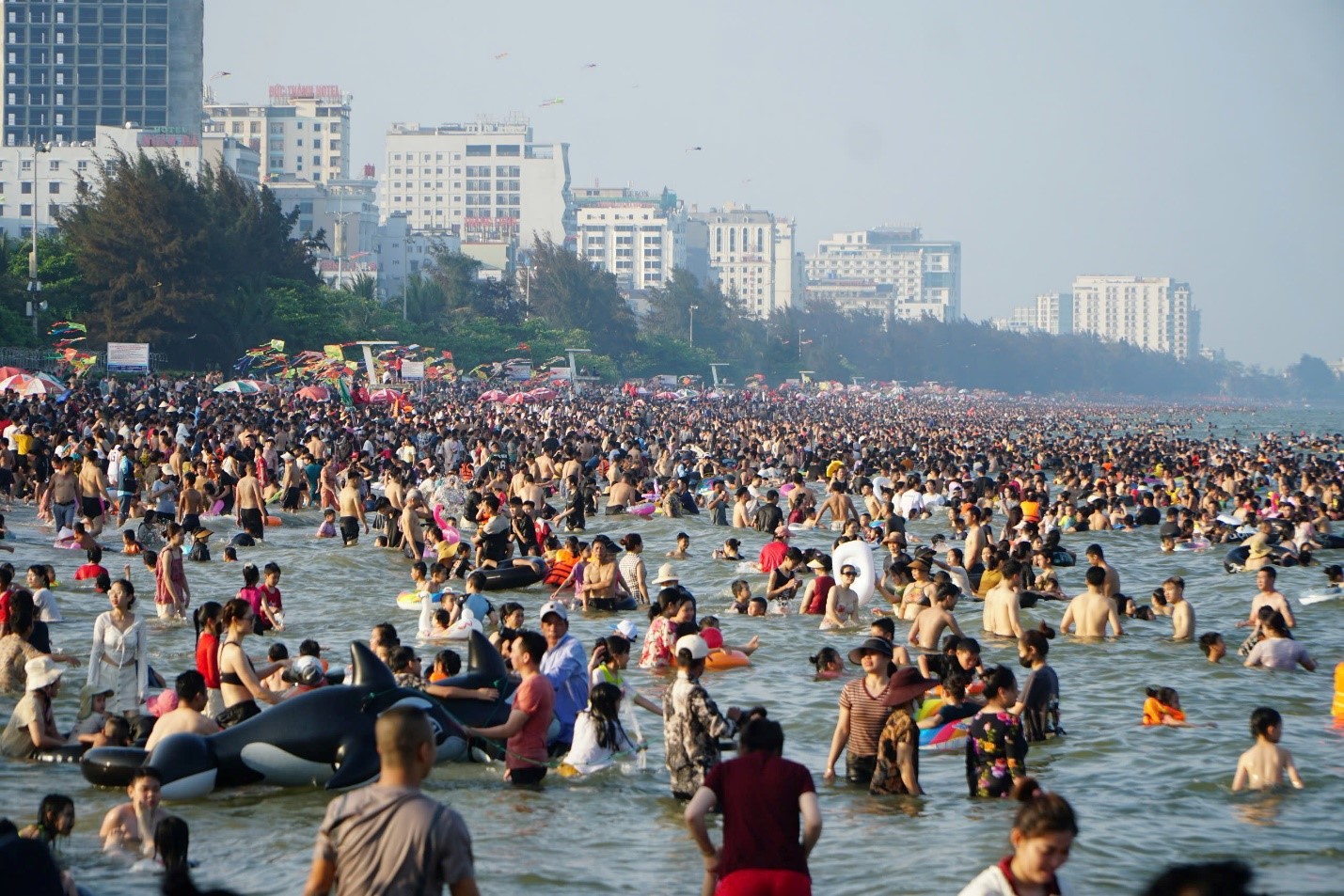 Bãi biển Sầm Sơn luôn là nơi “hút” lượng lớn du khách vào dịp hè Bãi biển Sầm Sơn luôn là nơi “hút” lượng lớn du khách vào dịp hè 