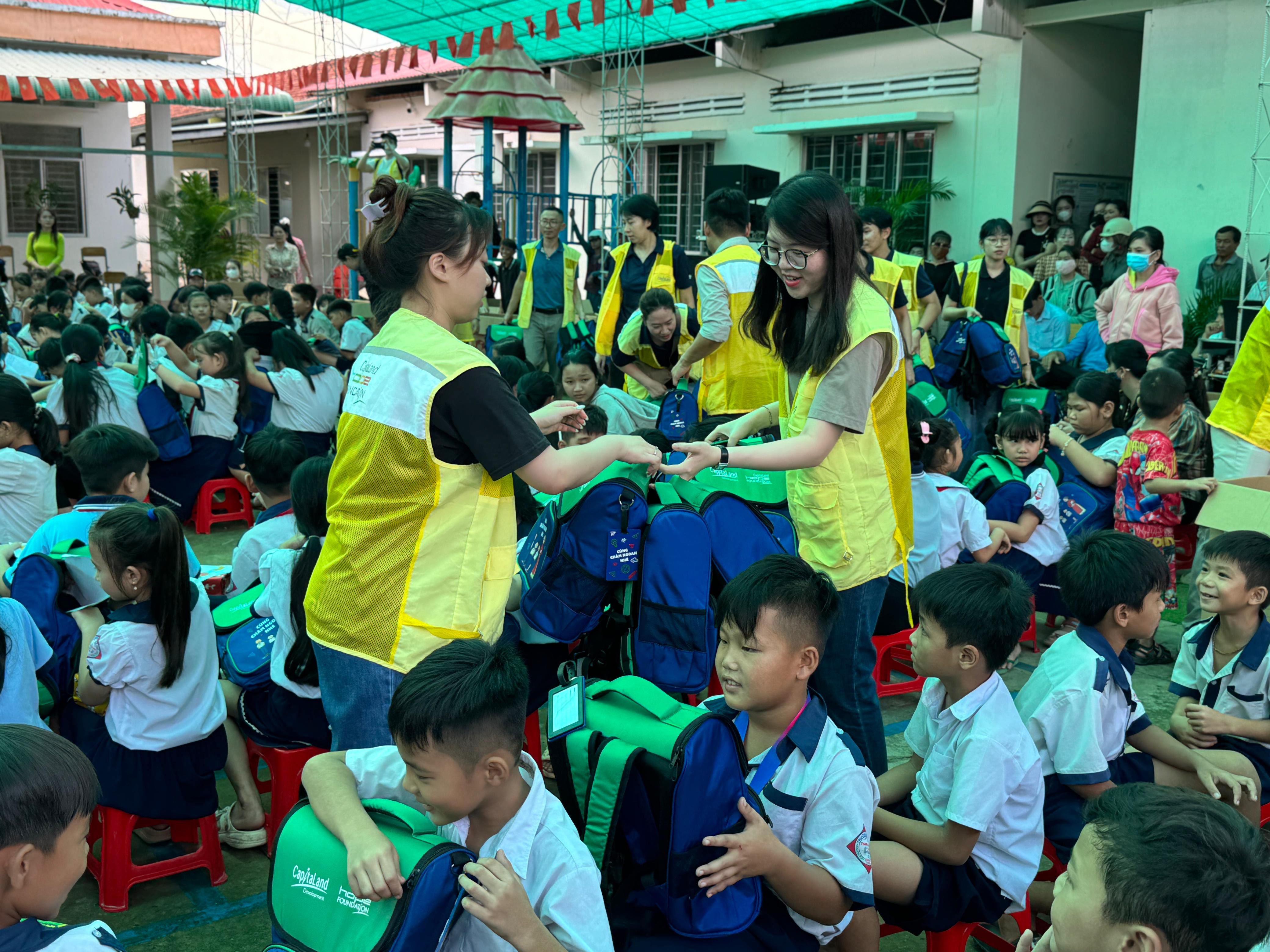 Gần 100 t&igrave;nh nguyện vi&ecirc;n l&agrave; nh&acirc;n vi&ecirc;n CLD (Việt Nam) v&agrave; The Ascott Limited đ&atilde; trao tặng dụng cụ học tập v&agrave; tham gia c&aacute;c hoạt động ngo&agrave;i trời c&ugrave;ng học sinh &nbsp;