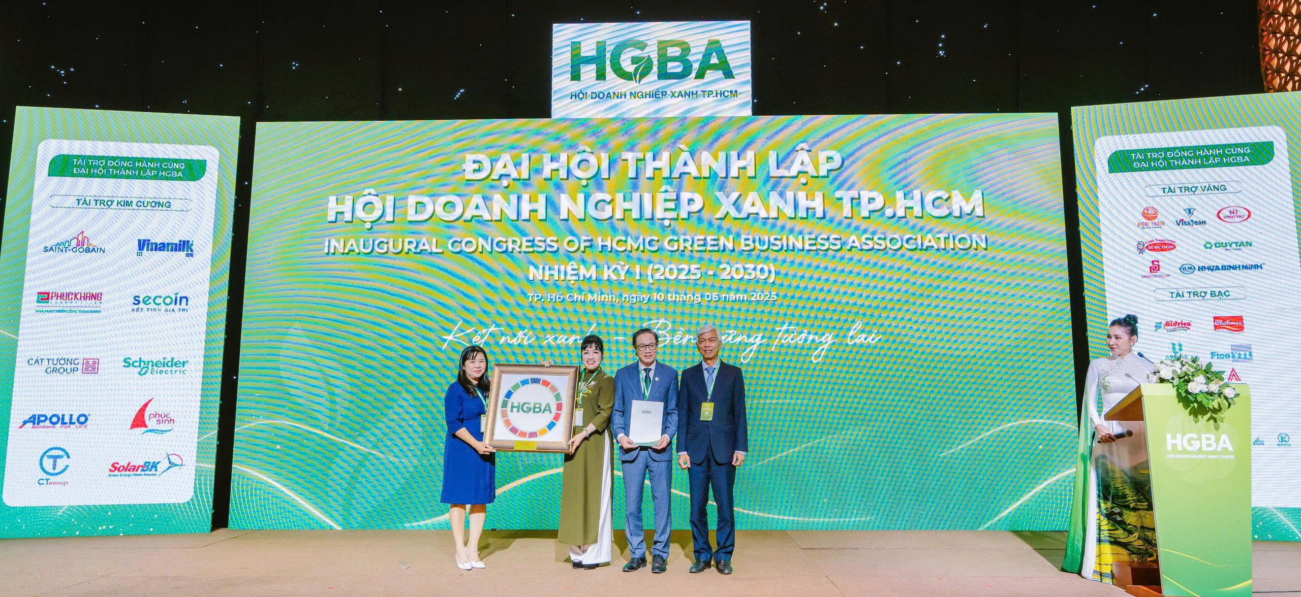 CEO Lưu Thị Thanh Mẫu (thứ 2 từ trái) - Tổng giám đốc Phuc Khang Corporation được tín nhiệm bầu giữ chức vụ Phó Chủ tịch thường trực Hội Doanh Nghiệp Xanh TP.HCM nhiệm kỳ I (2025–2030) CEO Lưu Thị Thanh Mẫu (thứ 2 từ trái) - Tổng giám đốc Phuc Khang Corporation được tín nhiệm bầu giữ chức vụ Phó Chủ tịch thường trực Hội Doanh Nghiệp Xanh TP.HCM nhiệm kỳ I (2025–2030)