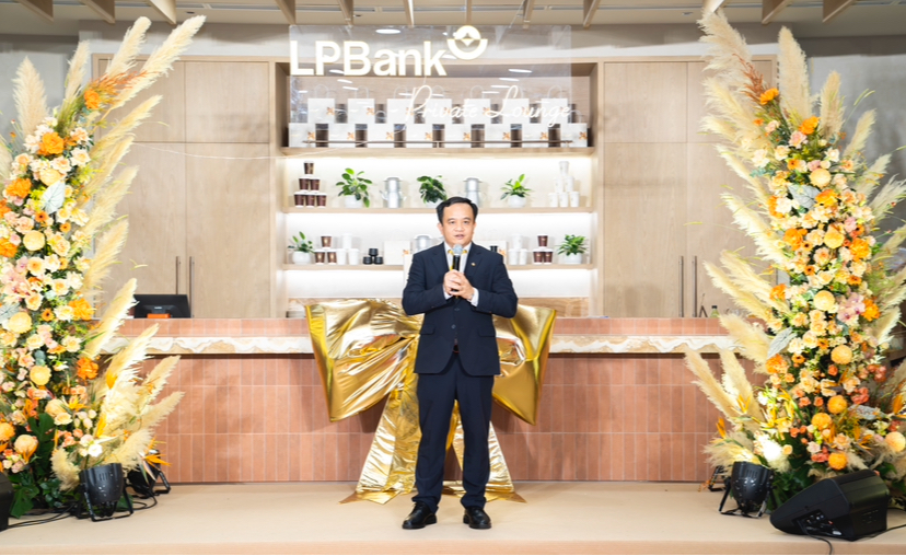 Ông Đặng Công Hoàn - Phó Tổng Giám đốc kiêm Giám đốc Ngân hàng Bán lẻ LPBank phát biểu tại sự kiện Ông Đặng Công Hoàn - Phó Tổng Giám đốc kiêm Giám đốc Ngân hàng Bán lẻ LPBank phát biểu tại sự kiện