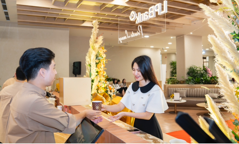 Khách hàng được tiếp đón và phục vụ dịch vụ cao cấp tại không gian LPBank Private Lounge Khách hàng được tiếp đón và phục vụ dịch vụ cao cấp tại không gian LPBank Private Lounge 