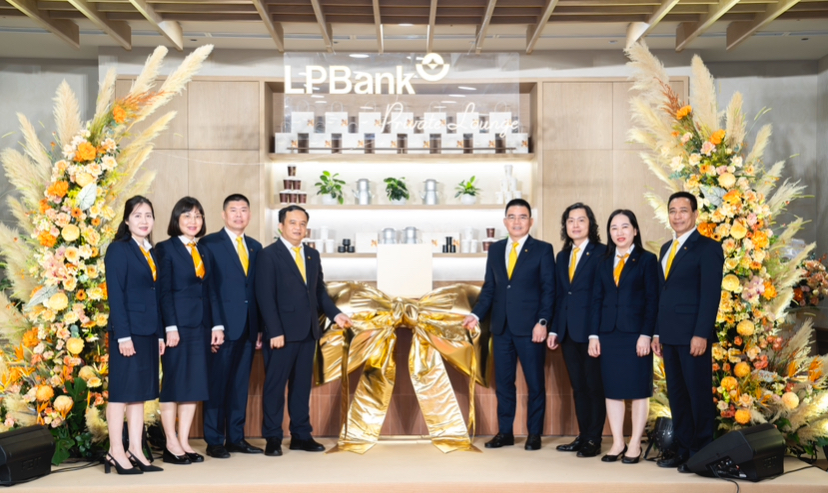 Ông Hồ Nam Tiến – Phó Chủ tịch thường trực HĐQT (thứ 4 từ phải sang) cùng đại diện lãnh đạo trong Ban Kiểm soát, Ban Điều hành của LPBank tại sự kiện Ông Hồ Nam Tiến – Phó Chủ tịch thường trực HĐQT (thứ 4 từ phải sang) cùng đại diện lãnh đạo trong Ban Kiểm soát, Ban Điều hành của LPBank tại sự kiện