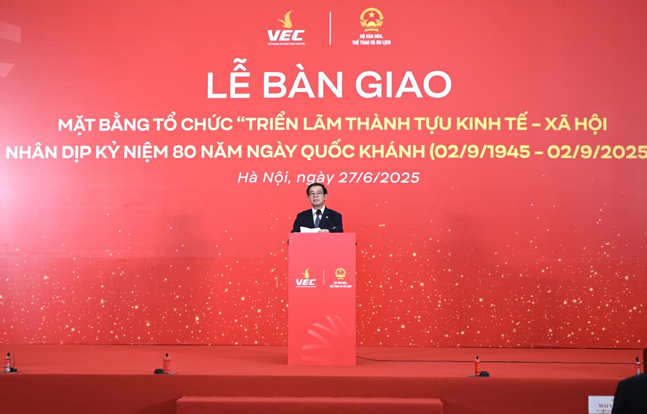 Ông Nguyễn Việt Quang, Phó Chủ tịch kiêm Tổng Giám đốc Tập đoàn Vingroup phát biểu báo cáo tại sự kiện Ông Nguyễn Việt Quang, Phó Chủ tịch kiêm Tổng Giám đốc Tập đoàn Vingroup phát biểu báo cáo tại sự kiện 