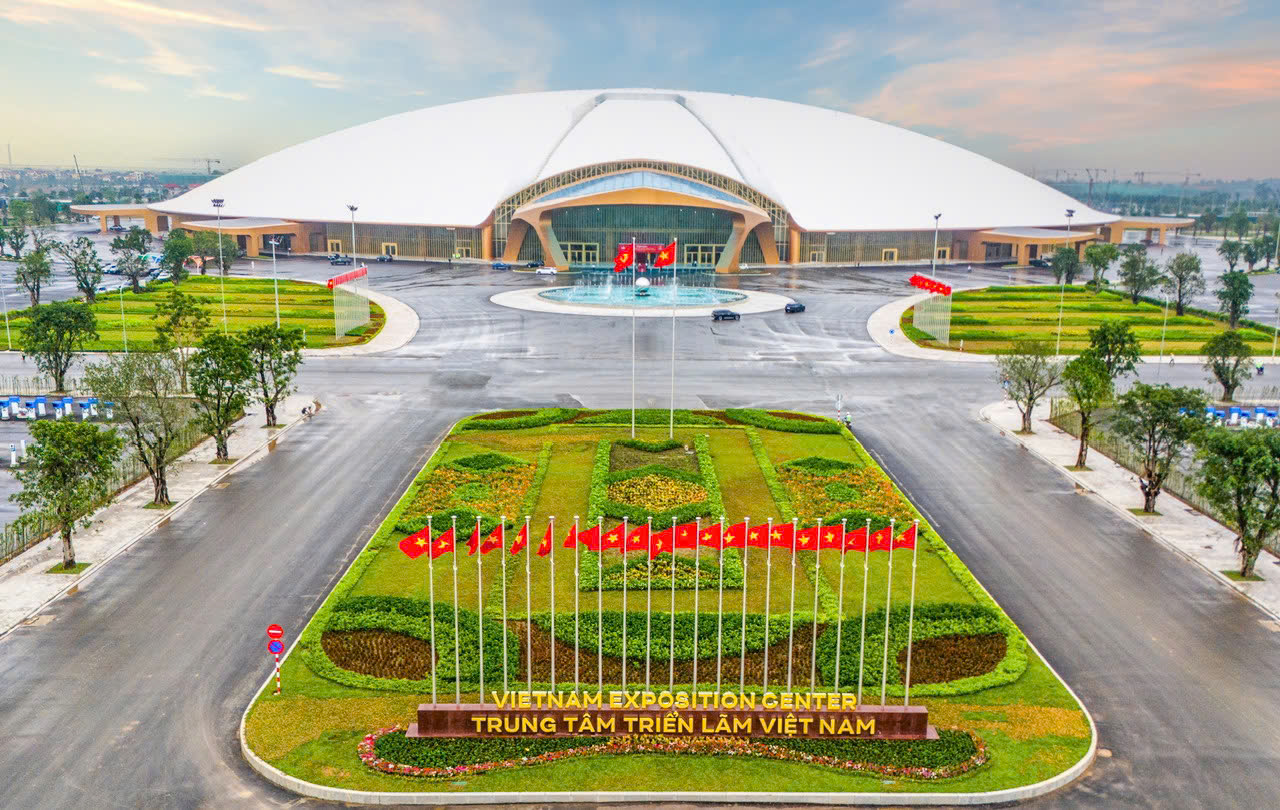 Trung tâm Triển lãm Việt Nam (VEC) có tổng diện tích 900.000m2, quy mô thiết kế lên tới 304.000 m2 diện tích triển lãm trong nhà, nằm trong top 10 tổ hợp trung tâm triển lãm lớn nhất thế giới và lớn nhất Đông Nam Á Trung tâm Triển lãm Việt Nam (VEC) có tổng diện tích 900.000m2, quy mô thiết kế lên tới 304.000 m2 diện tích triển lãm trong nhà, nằm trong top 10 tổ hợp trung tâm triển lãm lớn nhất thế giới và lớn nhất Đông Nam Á 