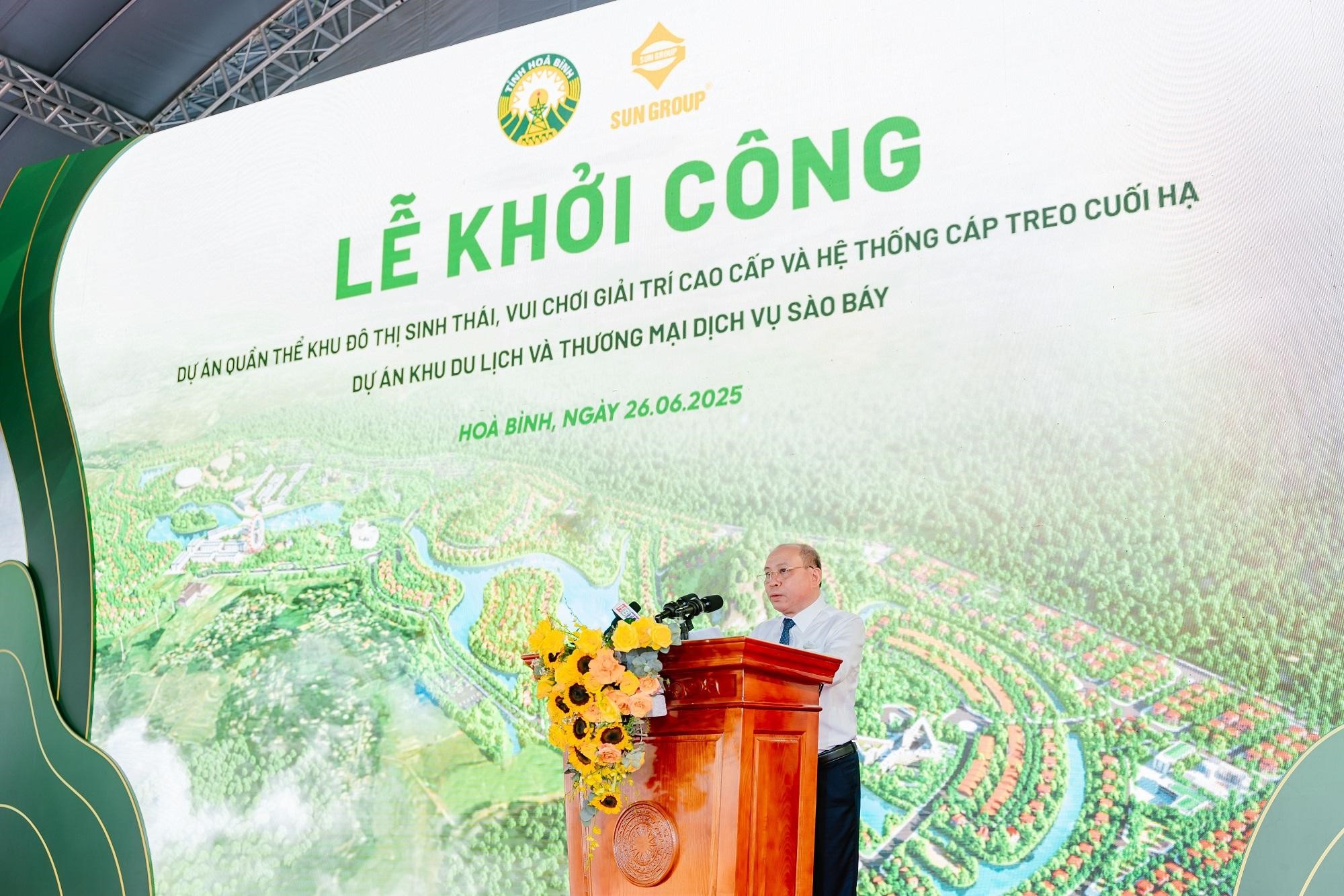 Ông Bùi Đức Hinh - Chủ tịch UBND Tỉnh Hòa Bình phát biểu tại sự kiện Ông Bùi Đức Hinh - Chủ tịch UBND Tỉnh Hòa Bình phát biểu tại sự kiện 