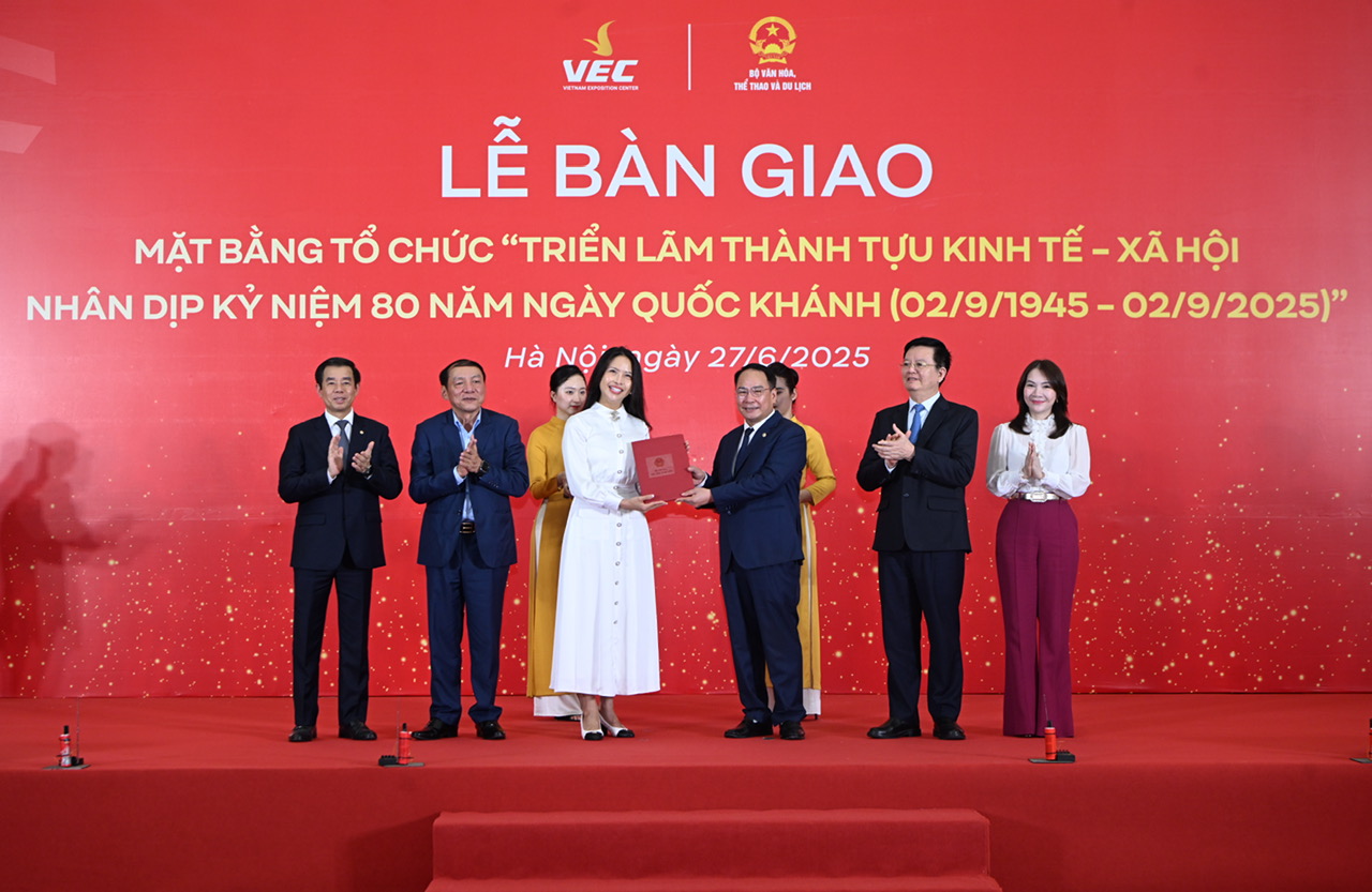 Nghi thức bàn giao mặt bằng tổ chức Triển lãm thành tựu kinh tế - xã hội nhân dịp kỷ niệm 80 năm ngày Quốc khánh dưới sự chứng kiến của Phó Thủ tướng Chính phủ Mai Văn Chính, Trưởng Ban Chỉ đạo Triển lãm và Bộ trưởng Bộ Văn hóa, Thể thao và Du lịch Nguyễn Văn Hùng, Trưởng Ban tổ chức Triển lãm Nghi thức bàn giao mặt bằng tổ chức "Triển lãm thành tựu kinh tế - xã hội nhân dịp kỷ niệm 80 năm ngày Quốc khánh" dưới sự chứng kiến của Phó Thủ tướng Chính phủ Mai Văn Chính, Trưởng Ban Chỉ đạo Triển lãm và Bộ trưởng Bộ Văn hóa, Thể thao và Du lịch Nguyễn Văn Hùng, Trưởng Ban tổ chức Triển lãm 